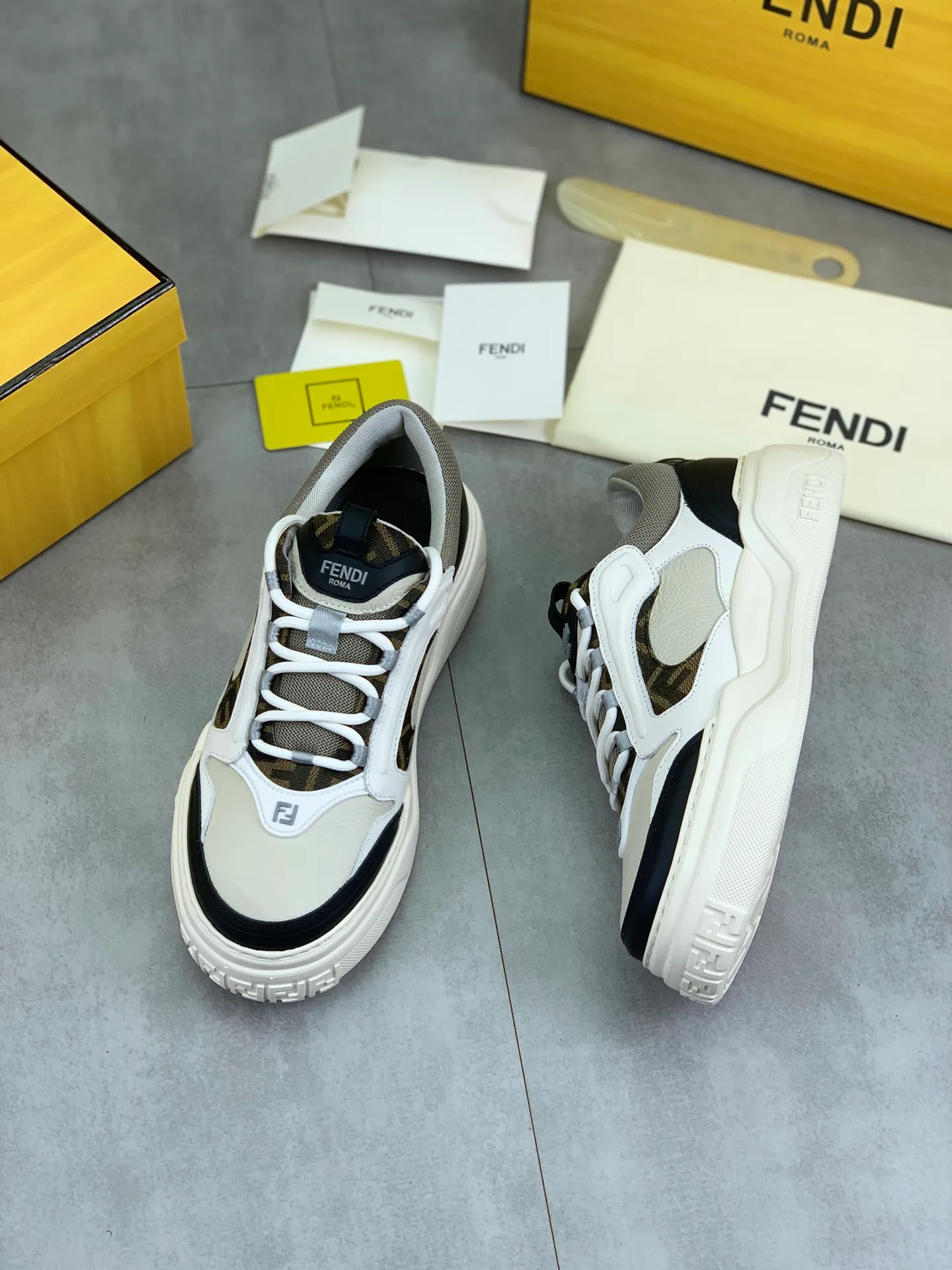 Men's men's shoes 💰P760 new style 💰💎💎💎 summer hot style [FENDI Fendi] top version 🆕New sneakers, wavy soles engraved with original words. Embossed Fendi Flow lettering on the heel. The upper is made of high-end calfskin and breathable materials. Original lining with tone-on-tone details decorated with innovative handcrafting techniques. Ultra-light and wear-resistant TPU and IP foam soles, overall lightweight and comfortable. Size:39-44 (38 45 can be customized)